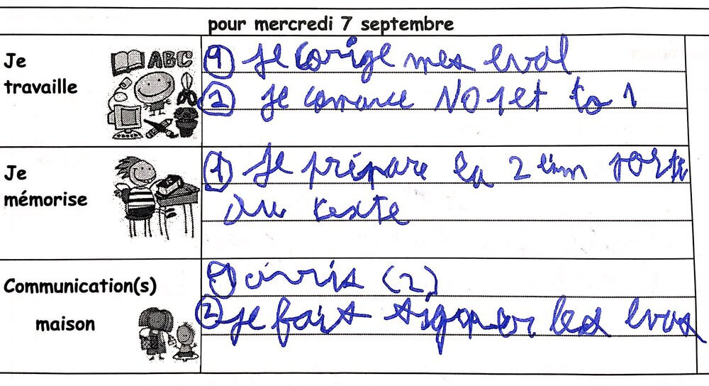 Journal de classe complété par un enfant dysgraphique : une écriture lente et difficile à déchiffrer, malgré l'effort fourni.