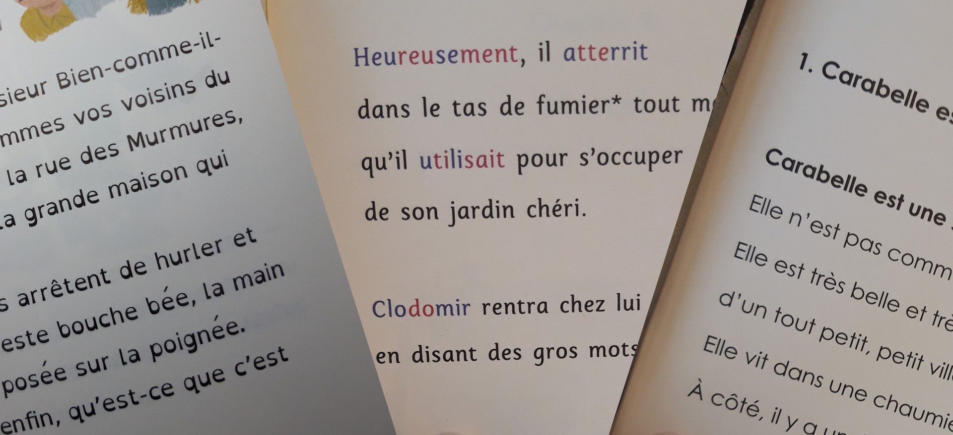 Trois livres adaptés « dys » ouverts : police agrandie, texte aéré et syllabes en couleurs pour faciliter la lecture.